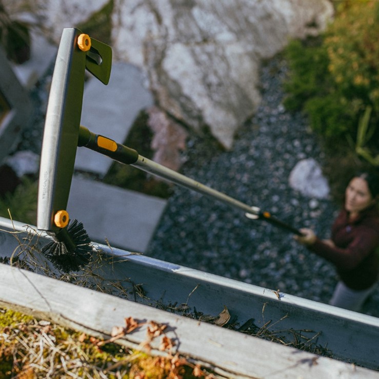 Głowica szczotka i skrobak do czyszczenia rynien OneClick, Fiskars 1080698