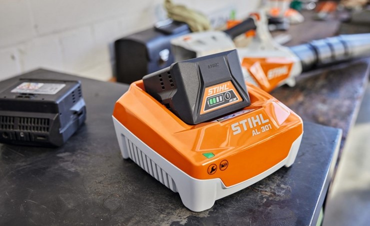 Szybka ładowarka AL 301 Stihl do ładowania akumulatorów Stihl EA094305500