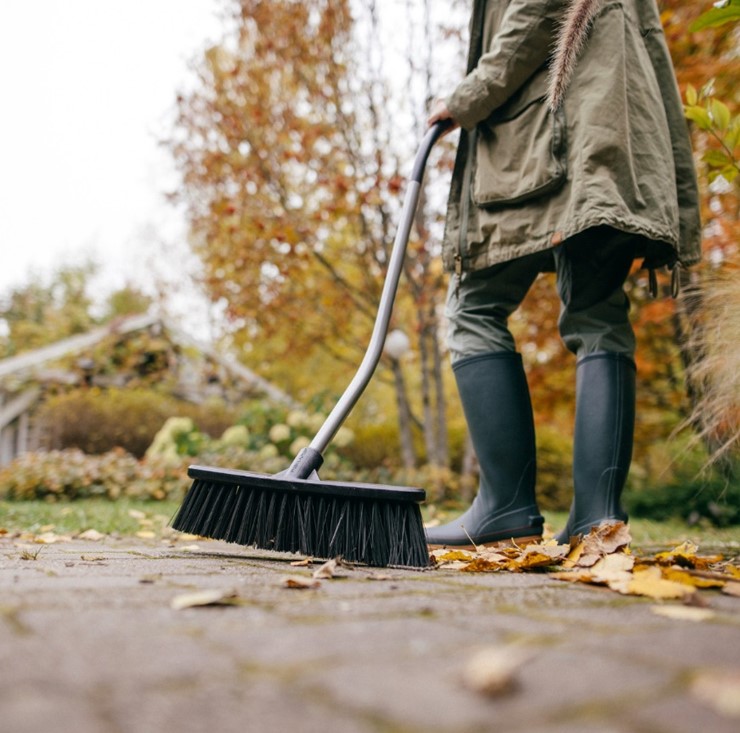 Szczotka ogrodowa, wygięty trzonek ERGONOMIC, Fiskars 1077114
