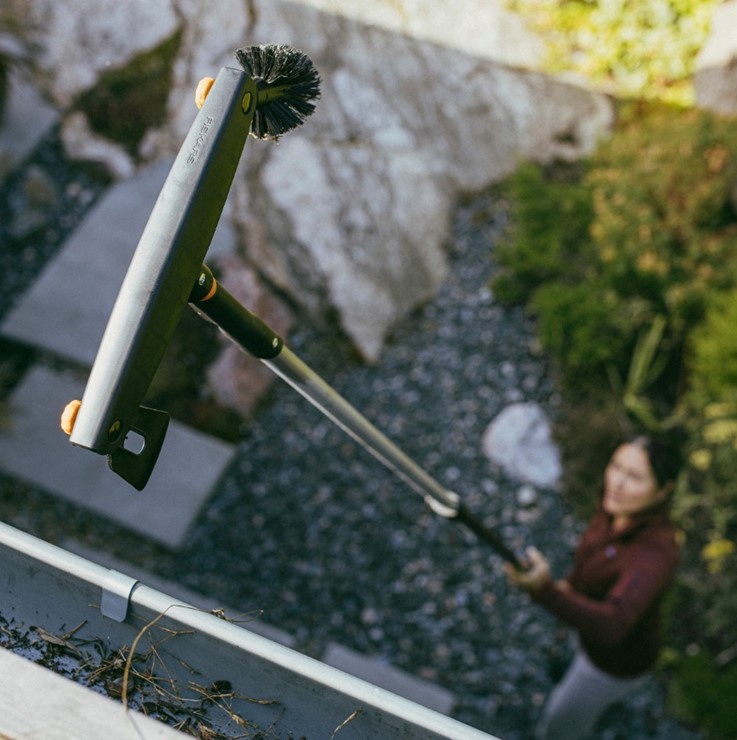 Głowica szczotka i skrobak do czyszczenia rynien OneClick, Fiskars 1080698