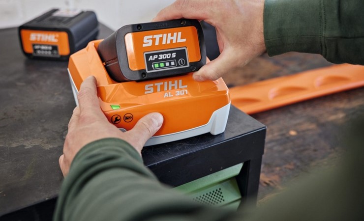 Szybka ładowarka AL 301 Stihl do ładowania akumulatorów Stihl EA094305500