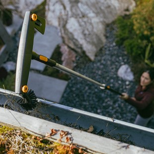 Głowica szczotka i skrobak do czyszczenia rynien OneClick, Fiskars 1080698