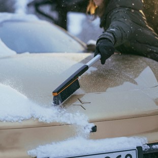 Szczotka, skrobak do odśnieżania samochodu szyb, długi PLUS, Fiskars 1078494