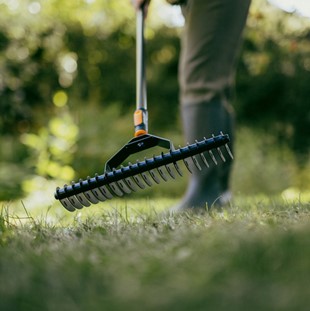 Głowica Skareator Wertykulator ręczny do trawy metalowy OneClick, Fiskars 1080679