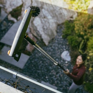 Głowica szczotka i skrobak do czyszczenia rynien OneClick, Fiskars 1080698