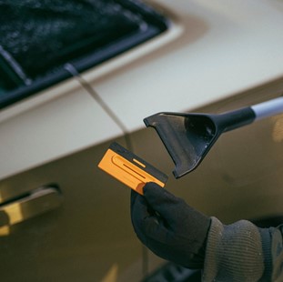 Szczotka, skrobak do odśnieżania samochodu szyb, długi PLUS, Fiskars 1078494
