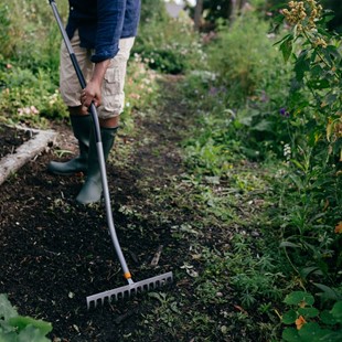 Grabie do trawy, ziemi 14 zębów wygięty trzonek ERGONOMIC, Fiskars 1077112