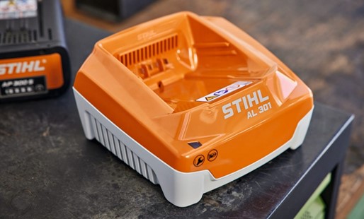 Szybka ładowarka AL 301 Stihl do ładowania akumulatorów Stihl EA094305500